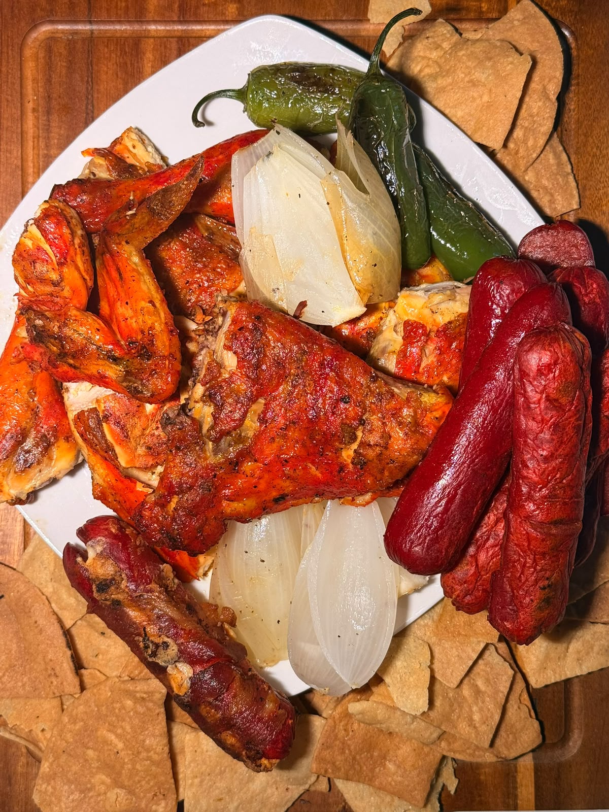 Pollo asado con salchichas al carbón, tortillas y salsas