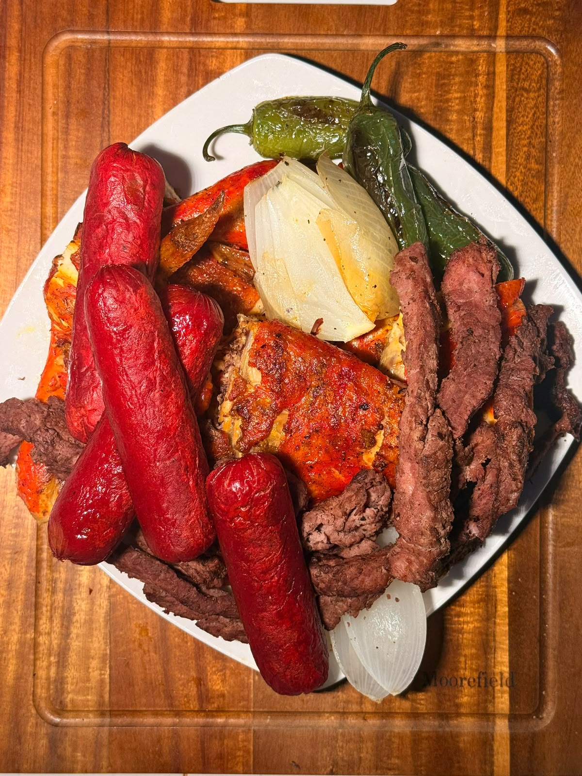 Carne asada al carbón con pollo y salchichas para compartir