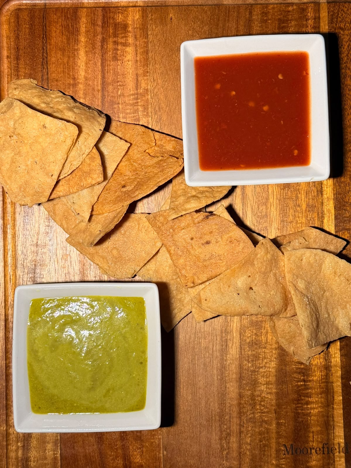 Totopos con salsa roja y salsa verde de la casa